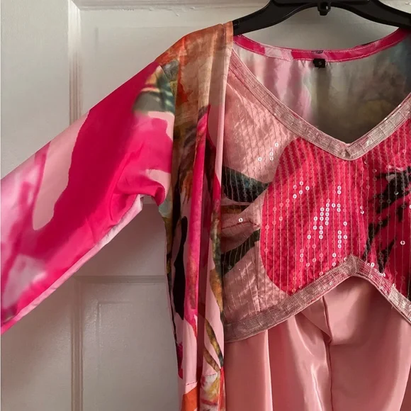 Floral Pink Women's Crepe Silk Kurta Set - Picture 5 of 9